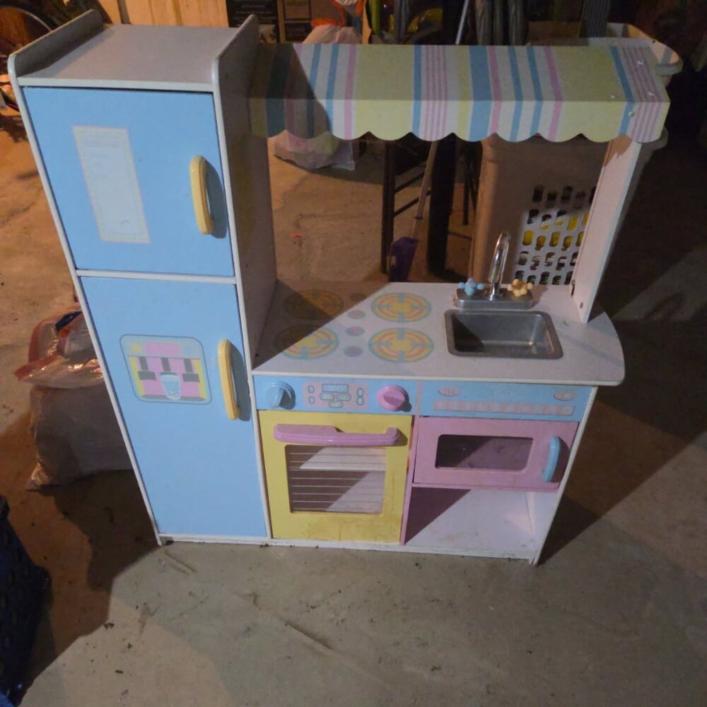Children's toy kitchen